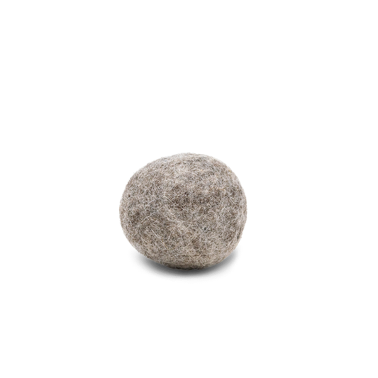 Hundespielzeug: ein kleiner Schaf-Wollball klein in grau.
