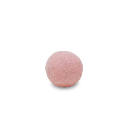Wollball aus Schafwolle in pink. Pflanzlich gefärbt.